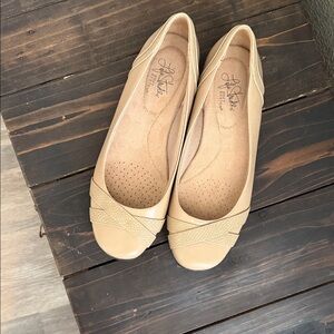 Life Stride Women's Beige Crossover Ballet Flats